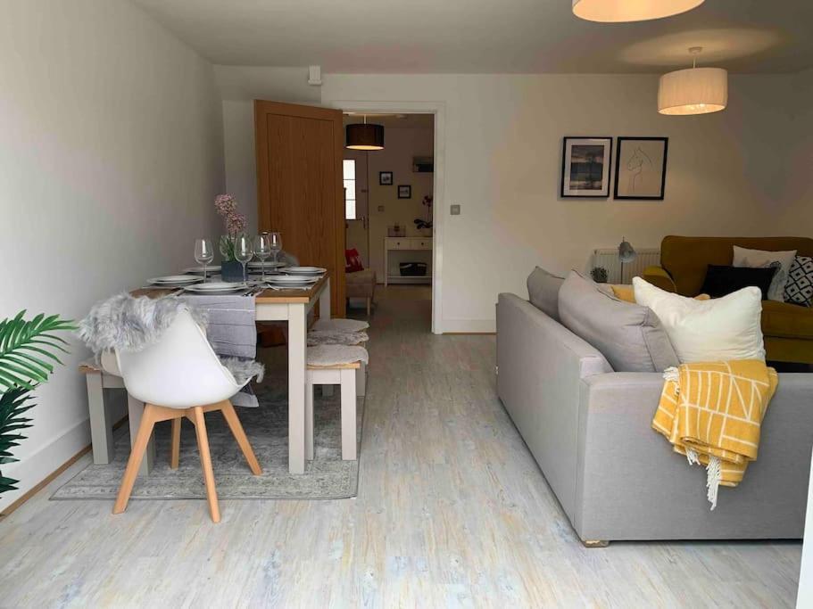 Vila Stylish & Spacious 3 Bed House With 2 Free Car Parking Spaces Appledram Exteriér fotografie